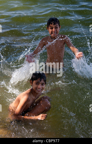 Indischen jungen Baden im Wasser des Lake Pichola, Udaipur, Rajasthan, Westindien Stockfoto