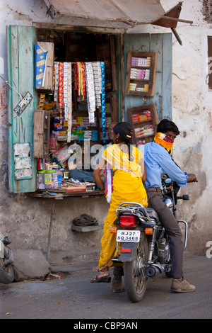 Junge indische paar Einkaufen in alte Stadt Udaipur, Rajasthan, Westindien Stockfoto