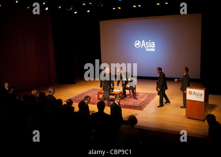 Afghanischen Präsidenten Hamid Karzai beendet einen Auftritt bei der Asia Society 23. September 2008 von Tom Freston moderiert. Stockfoto