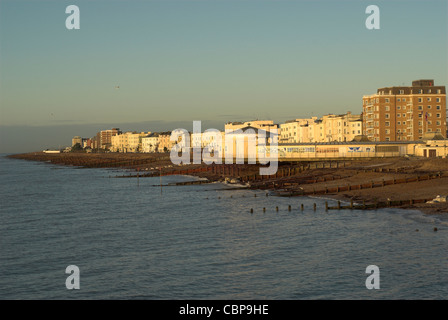 Frühmorgens am Worthing direkt am Meer an der Südküste von England. Stockfoto