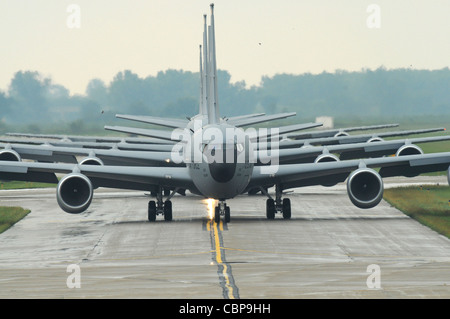 Eine Gruppe von KC-135 Stratotanker aus dem 185th Air Tanken Wing Taxi der Iowa Air National Guard, bevor sie ihren Heimatflughafen am 3. September 2009 am Regionalflughafen Sioux City verlassen. Die Flugzeuge starten zu einer lokalen Luftbetankungsmission. Stockfoto