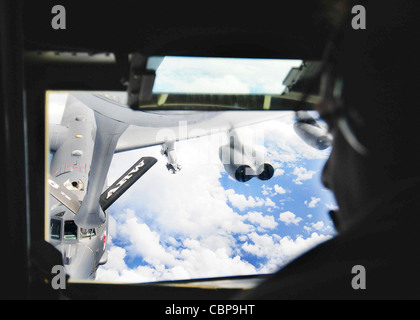 Technik Sgt. Riccardo Bonicelli betankt während der Übung Green Lightning 22. September 2009 eine B-52 Stratofortress aus einem KC-135 Stratotanker über dem Pazifischen Ozean. Green Lightning zeigt die Fähigkeit des Bombers, über große Reichweite zu schlagen. Sergeant Bonicelli ist ein Boomoperator der 77th Air Tankostaffel auf der Seymour Johnson Air Force Base, N.C. Stockfoto