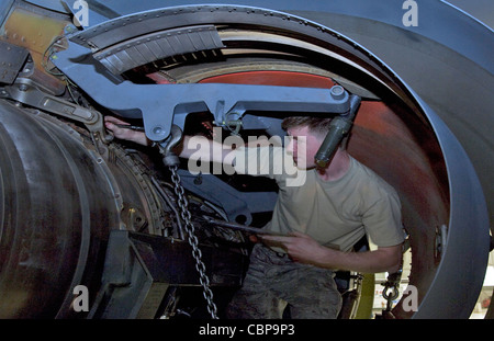 Airman 1. Klasse Richard Baker löst Schrauben Montage eines KC-135R Stratotanker F108-100 Motor 3. März 2010, die an Tinker Air Force Base, Okla geschickt werden. Airman Baker ist ein Mechaniker, der dem 22. Flugzeugwartungsgeschwader zugewiesen ist. Stockfoto