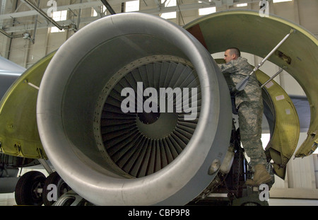 Technik Sgt. Stefan Sianis inspiziert einen KC-135R Stratotanker F108-100 Motor, bevor er am 3. März 2010 auf dem Luftwaffenstützpunkt McConnell in Kan aus dem Flugzeug abgelassen wird. Sergeant Sianis ist ein Mechaniker, der dem 22. Flugzeugwartungsgeschwader zugewiesen ist. Stockfoto