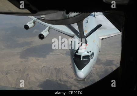 Eine E-3 Sentry Kraftstoff erhält von einem 340 Expeditionary Air Refuelling Squadron KC-135 Stratotanker Mai 25, 2010, beim Fliegen über Afghanistan. Stockfoto