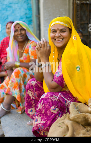 Indische Frauen in Gemüsemarkt in alte Stadt Udaipur, Rajasthan, Westindien Stockfoto