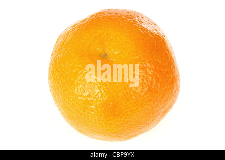 Frische reife Süsse saftige Clementinen oder Mandarinen Zitrusfrüchte gegen einen weißen Hintergrund mit Freistellungspfaden und keine Leute Stockfoto