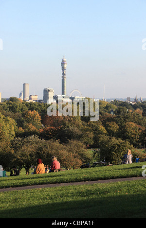 Blick vom Royal Park in Primrose Hill in Richtung central London und der BT Tower in England, UK Stockfoto