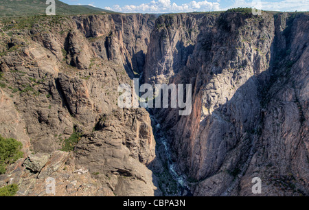 Die schwarzen (und rosa) Wände des Kolorados Black Canyon des Gunnison, wie gesehen von Chasm View Nature Trail auf den North rim Stockfoto