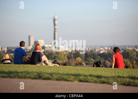 Entspannen auf Primrose Hill mit Blick auf Londons und der BT Tower in England, UK Stockfoto