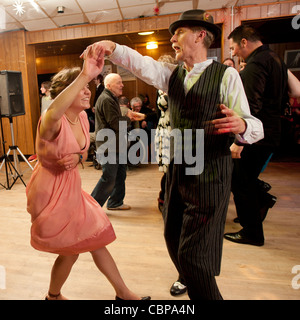 Ein paar Swing Tanz Lindy hüpfen und jiving, Retro-40er Jahre 50er Jahre Musik in einem Club, UK Stockfoto