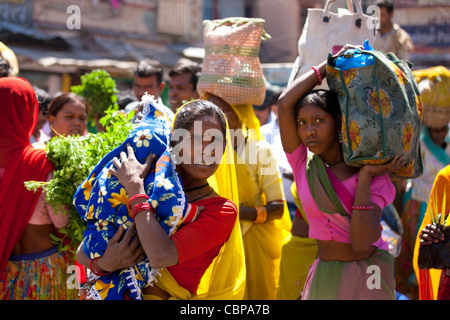 Indische Frauen in alten Stadt Udaipur, Rajasthan, Westindien, Hindus und Moslems gemeinsam einkaufen. Stockfoto