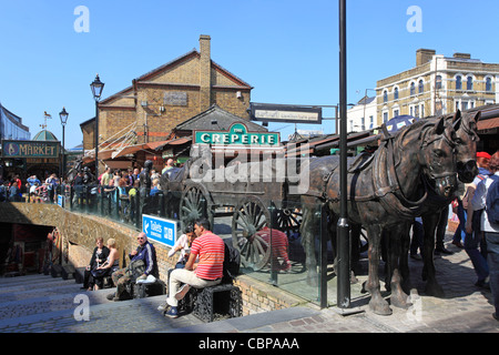 Touristen am Stables Market, Camden Lock, in Nord-London, England, Vereinigtes Königreich Stockfoto