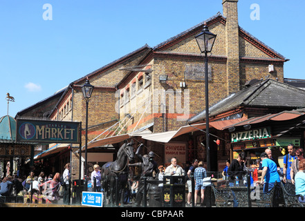 Touristen am Stables Market, Camden Lock, in Nord-London, England, Vereinigtes Königreich Stockfoto