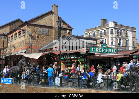 Touristen am Stables Market, Camden Lock, in Nord-London, England, Vereinigtes Königreich Stockfoto