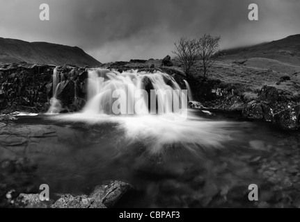 Schwarz / weiß Bild des Wasserfalls im Langstrath-Tal im englischen Lake District Stockfoto