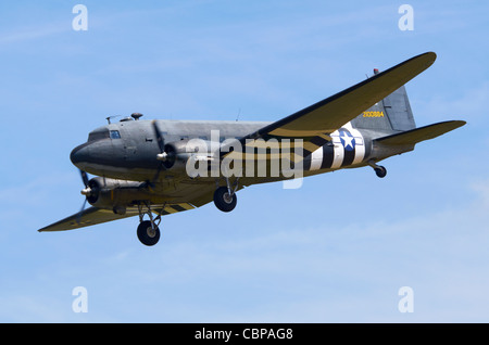 Douglas C-47A Skytrain, Militärversion der DC-3 Dakota in USAAF d-Day-Markierungen am Ansatz für die Landung an RAF Fairford, UK Stockfoto