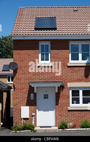 Neubau Barratt nach Hause auf Neubausiedlung mit solare Wasser-Heizung-Panel auf Dach Abergavenny Wales UK Stockfoto