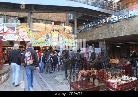 Die Geschäfte der Stall-Markt in Camden Lock, Chalk Farm, Nord-London, UK Stockfoto