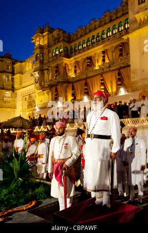 Shriji Arvind Singh, Hüter des Hauses von Mewar, & Sohn Lakshyaraj Singh in Holi Fire Festival, Stadtschloss, Udaipur, Indien Stockfoto