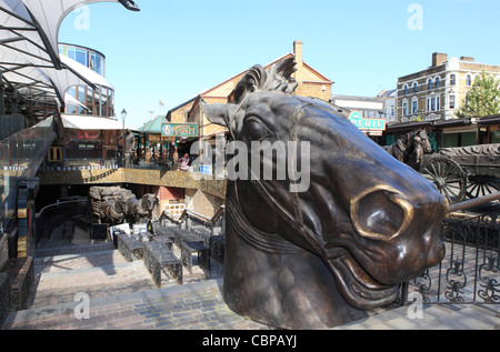 Bronzestatue des Pferdekopfes auf Stables Market, Camden Lock, Nord-London, UK Stockfoto