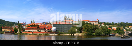 Panoramablick auf den Fluss Vltava und berühmten Burg in Prag, Tschechien. Stockfoto