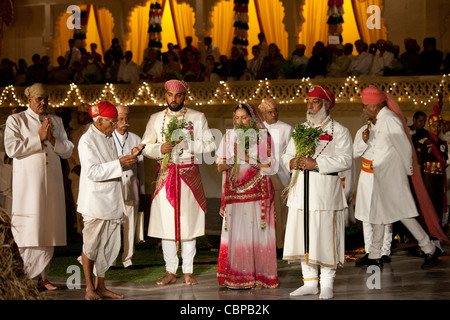 Shriji Arvind Singh Mewar von Udaipur, mit Frau und Sohn im hinduistischen Holi Feuer Puja Festival im City Palace Udaipur Rajasthan Indien Stockfoto