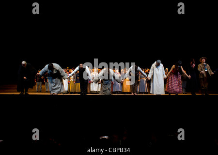 Vorhang für Verdis La Forza del Destino, Opera Bastille Paris, Frankreich Stockfoto