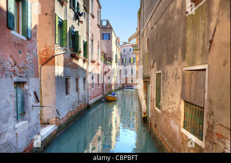 Kleiner Kanal unter den alten roten Ziegeln Häuser in Venedig, Italien. Stockfoto