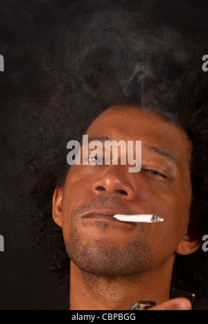 Afrikanische amerikanische Mann nach dem Anzünden eines spliff Stockfoto