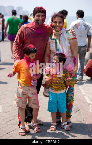 Indische Familie Atl hinduistischen Holi Festival der Farben mit Pulver malt am Nariman Point in Mumbai, Indien Stockfoto