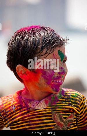 Indianerjunge feiert hinduistischen Holi Festival der Farben mit Pulverfarben in Mumbai, Indien Stockfoto