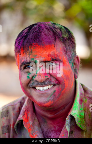 Indischen Mann feiert jährliches hinduistischen Holi-Festival der Farben mit Pulverfarben in Mumbai, ehemals Bombay, Maharashtra, Indien Stockfoto