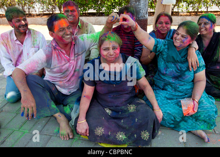 Inder markieren hinduistischen Holi Festival der Farben mit Pulverfarben in Marine Drive, Mumbai, Indien Stockfoto