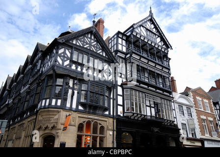 Die einzigartige Bauweise der Chester-Zeilen in der Ecke des Eastgate und St. Werburgh Street in Chester, Cheshire UK Stockfoto