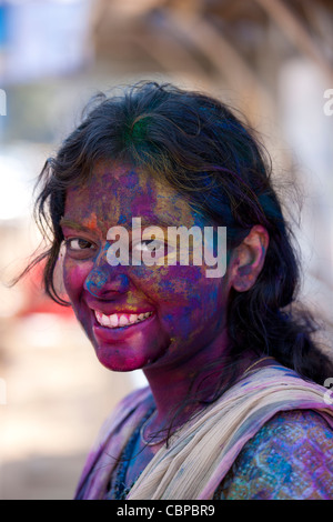 Indische Frau feiert jährliches hinduistischen Holi-Festival der Farben mit Pulverfarben in Mumbai, ehemals Bombay, Maharashtra, Indien Stockfoto