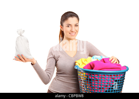 Eine Frau mit einen Wäschekorb hält ein Geldsack Stockfoto