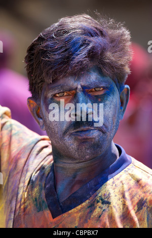 Inder feiern hinduistischen Holi Festival der Farben mit Pulverfarben in Mumbai, Indien Stockfoto