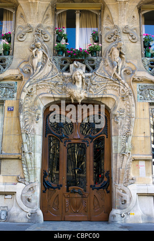 Eingang, Jugendstil-Gebäude am Avenue Rapp Nr. 29, Paris, Frankreich Stockfoto