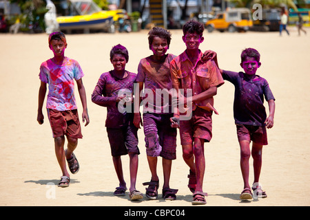 Inder feiern hinduistischen Holi Festival der Farben mit Pulverfarben in Mumbai, Indien Stockfoto