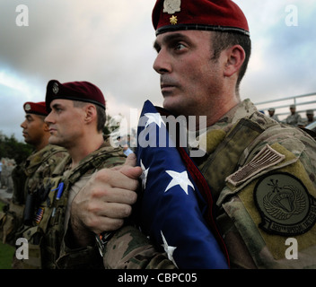 Maj. John Traxler trägt die amerikanische Flagge vor 'Reveille' während einer Zeremonie zum Veteranentag am 11. November 2011 auf der Kadena Air Base, Japan. Nach dem Aufheben der Flagge und der japanischen und amerikanischen Nationalhymnen rezitierten vier Vertreter der Dienste das Credo ihrer Branche und Gastredner teilten ihre Erfahrungen mit der Menge. Traxler ist der Kommandant der 320. Spezialtaktik-Geschwader. Stockfoto