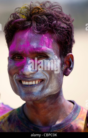 Indischen Mann feiert jährliches hinduistischen Holi-Festival der Farben mit Pulverfarben in Mumbai, ehemals Bombay, Maharashtra, Indien Stockfoto