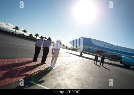 (Von links nach rechts) Col. Sam Barrett, General Gary North und Navy ADM. Robert Willard grüßt als Air Force One Taxis für die Abfahrt 15. November 2011, von Joint Base Pearl Harbor-Hickam. Präsident Barack Obama war auf Hawaii für die Asien-Pazifik-Wirtschaftskorporation Konferenzen. Barrett ist der Kommandant der 15. Flügel, North ist der Kommandant der Pacific Air Forces und Willard ist der Kommandant des U.S. Pacific Command. Stockfoto