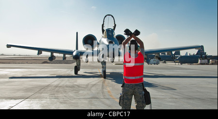 Technik Sgt. James Foster marschiert eine A-10 Thunderbolt II für eine End-of-Runway Inspektion 10. November 2011, auf Kandahar Airfield, Afghanistan. Die EOR-Inspektion stellt sicher, dass das Flugzeug sicher ist, bevor es zu seinem Ort besteuert wird. Foster ist ein Leiter der Waffenladermannschaft, der der 107. Flugzeuginstandhaltungseinheit zugewiesen ist. Stockfoto