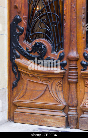 Detail des Einganges, Jugendstil-Wohnhaus auf 3 quadratischen Rapp, Paris, Frankreich Stockfoto