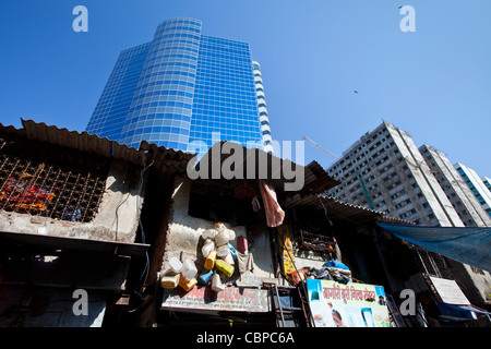 Essar House Office-Entwicklung für Essar Gruppe von Slums in Mahalaxmi-Bereich von Mumbai, Indien zeigt Kontrast zwischen Arm und reich Stockfoto