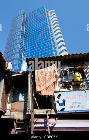 Essar House Office-Entwicklung für Essar Gruppe von Slums in Mahalaxmi-Bereich von Mumbai, Indien zeigt Kontrast zwischen Arm und reich Stockfoto