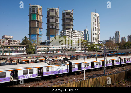 High-Rise Entwicklungen Mahalaxmi-Station und die Western-Eisenbahn Zug von Mumbai Vorstadtgleis, Indien Stockfoto