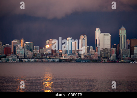 Gewitterhimmel hinter Seattle, Elliott Bay, Washington, USA Stockfoto