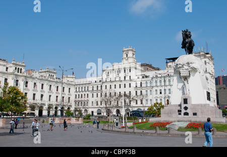 Famous San Martin Platz im Zentrum von Lima Peru mit Blumen, Familien und Touristen Stockfoto